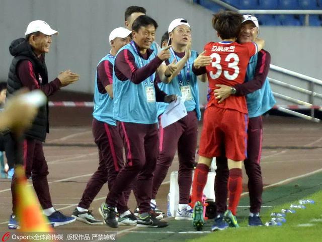 林智妍和老板李政宰演情侣2025-02-11 金高银夺第45届青龙奖最佳女主角 汤唯获人气奖！